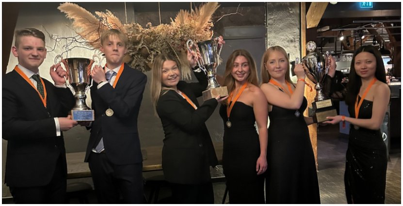 Stolta vinnare av Gymnasie-SM 2024. Till höger i bild syns Julia Lehto Tapper och Ingrid Pettersson. 