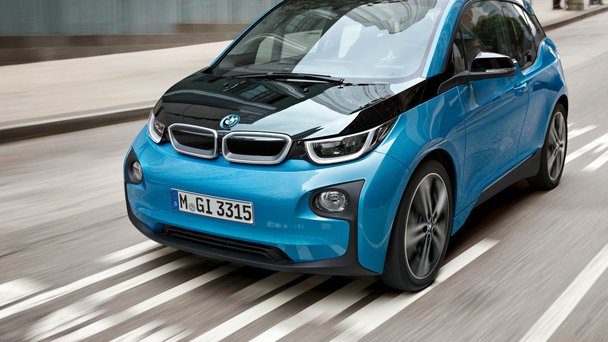 Dåliga försäljningssiffror för BMW i3 tvingar styrelsen till ett strategimöte i stället för att besöka motorshowen i Paris, säger källor med insyn i företaget.
