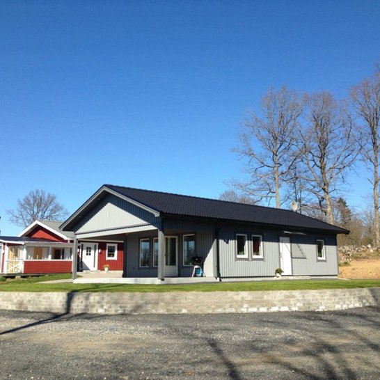 Fritidshus med förlängt tak