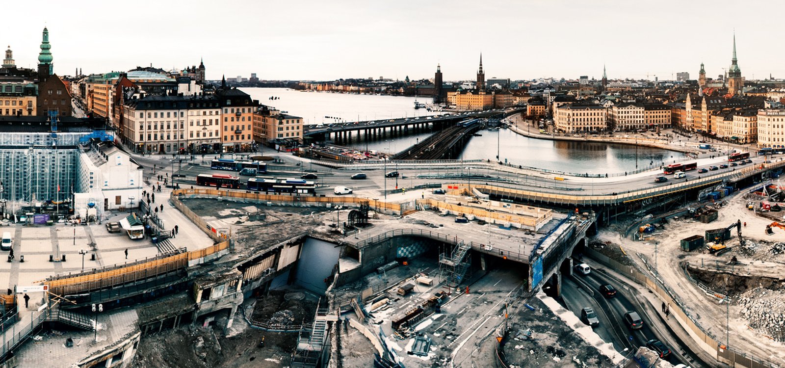 <p>古老的斯德哥尔摩老闸区正在进行大规模重建。</p>