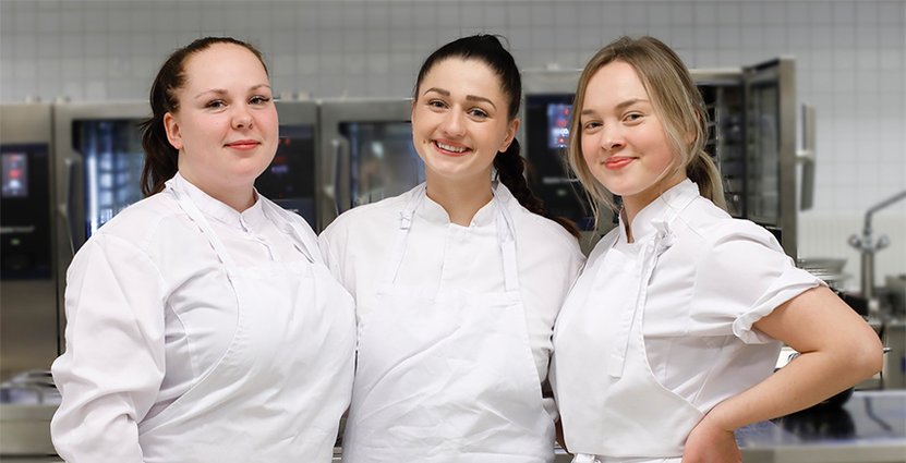 Matilda Ewaldh, Hanna Claesson, och Matilda Pylkköö har rekryterats till Kocklandslaget genom Malin Söderströms stipendium. Foto: Pressbild