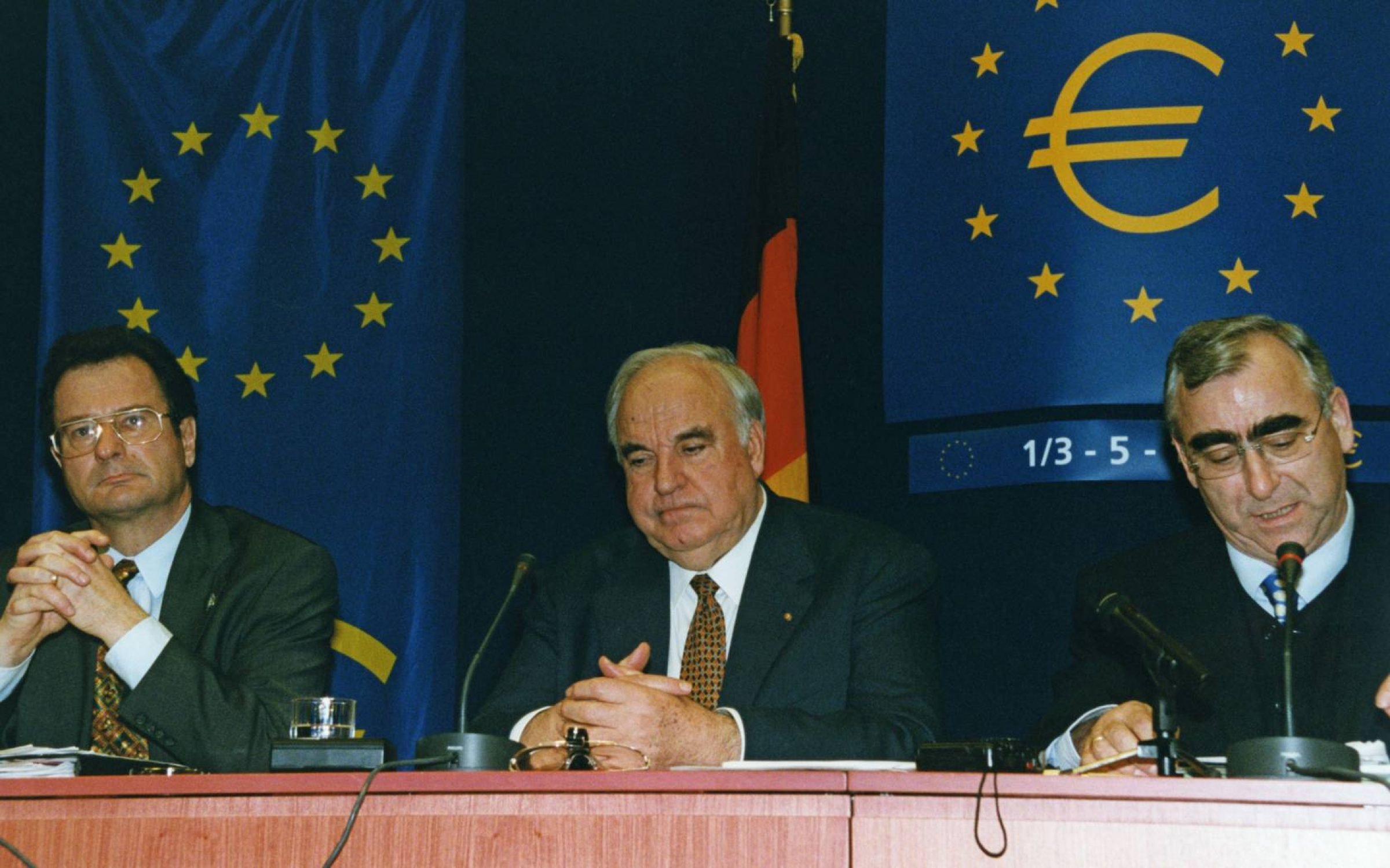 Klaus Kinkel, Helmut Kohl and Theo Waigeln at the EMU Council in Brussels, May 1998. Credit: Sueddeutsche Zeitung Photo / Alamy Stock Photo.