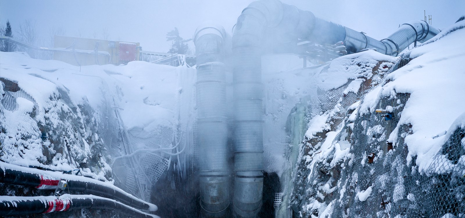 <p>La entrada a la mina está apenas a unos pasos de las cristalinas aguas del lago Borden.</p>