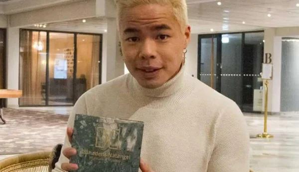 Danny Lam, grundare för TNKVRT, håller uppsitt pris för mnadens Nätängel.