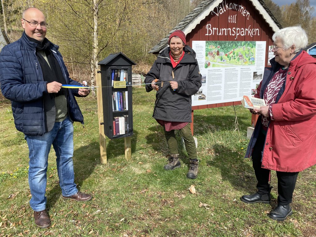 Bokdagar i Dalslands verksamhetsledare Victor Estby och personal och mångsysslande konstnären Kerstin Ljungqvist inviger Antikvariat Stockrosens skåp i Dals Rostosck i maj 2021.