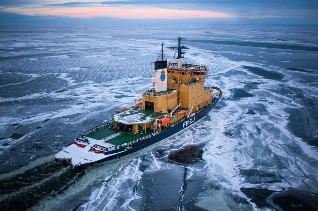 Isbrytaren Frej ute till havs