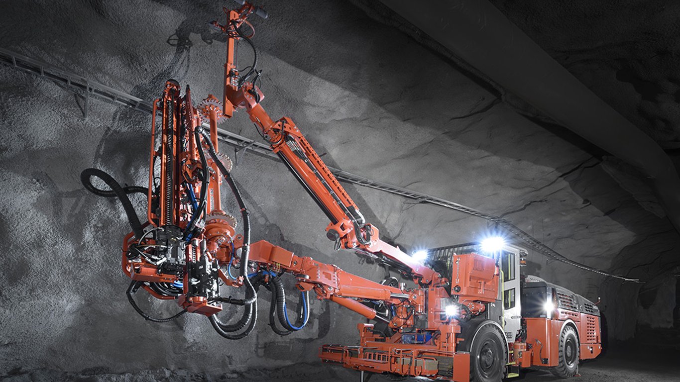 <p>Sandvik DS412iE’s new boom control system and advanced boom manipulator mode help operators function more efficiently.</p>
