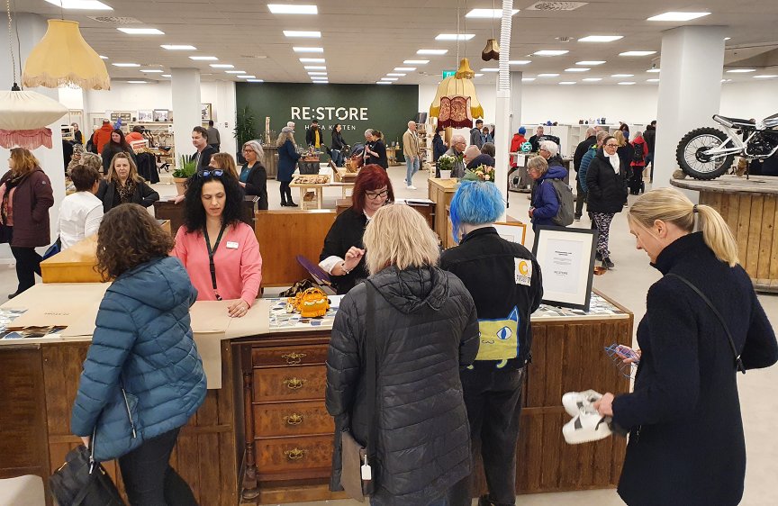 Kö till kassan på Re:store
