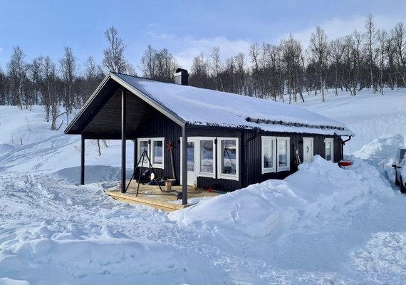 Stuga i vinterskrud