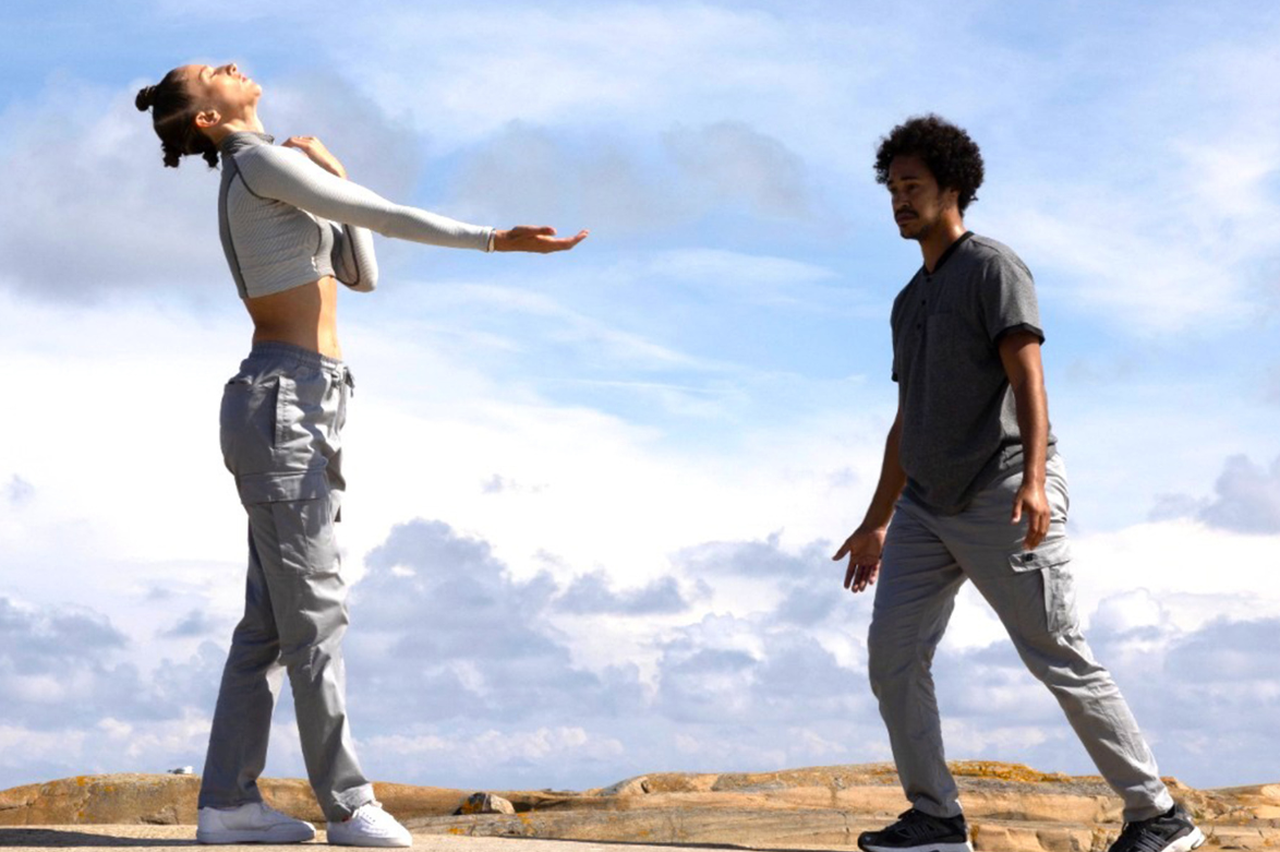 Dansarna i Land before time dansar på klippor. En tittar upp mot himmeln och den andra går mot den som tittar upp.