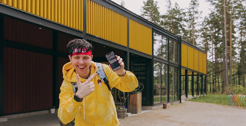 Youtubern Tomu besöker Filmbyn Småland för att utföra några av uppdragen i appen 