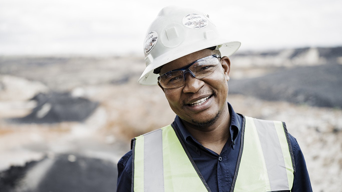 <p>Kennedy Botsheleng, gerente de la mina de Mafube, pretende devolver la fertilidad a las tierras de las antiguas explotaciones mineras.</p>
