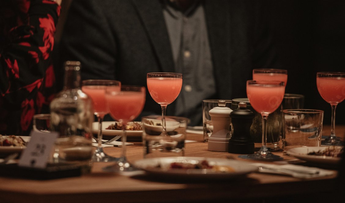 Cocktails och mat på ett middagsbord i restaurang Southside