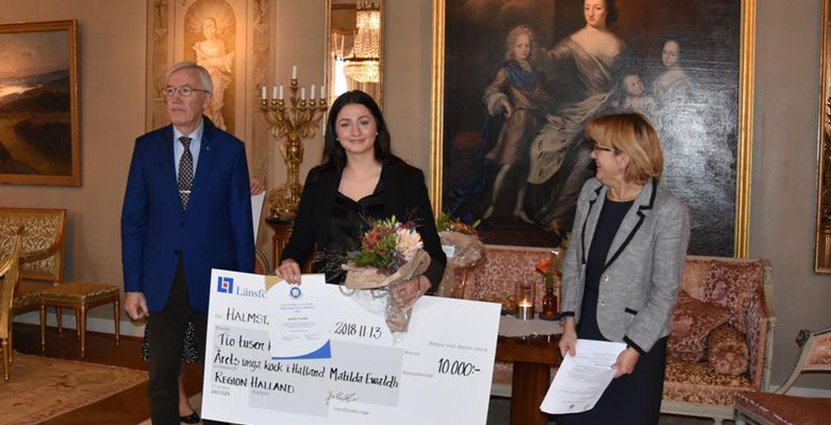 Matilda Ewaldh tog hem titeln Årets Unga Kock när<br />
Matakademin i Halland delade ut utmärkelsen. Foto: Hallands Matakademi