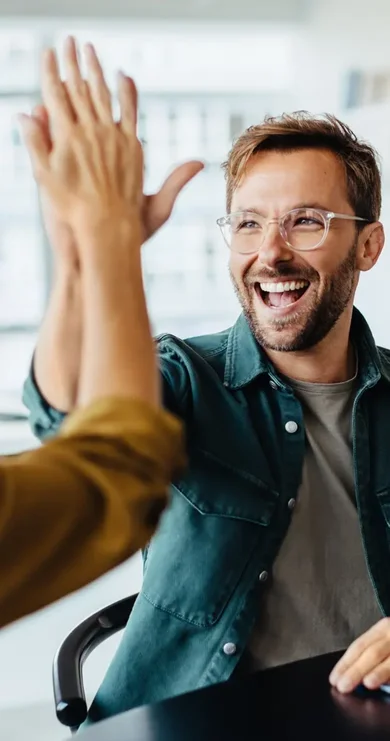 Partnerskap Mysafety. Gutt gir high-five