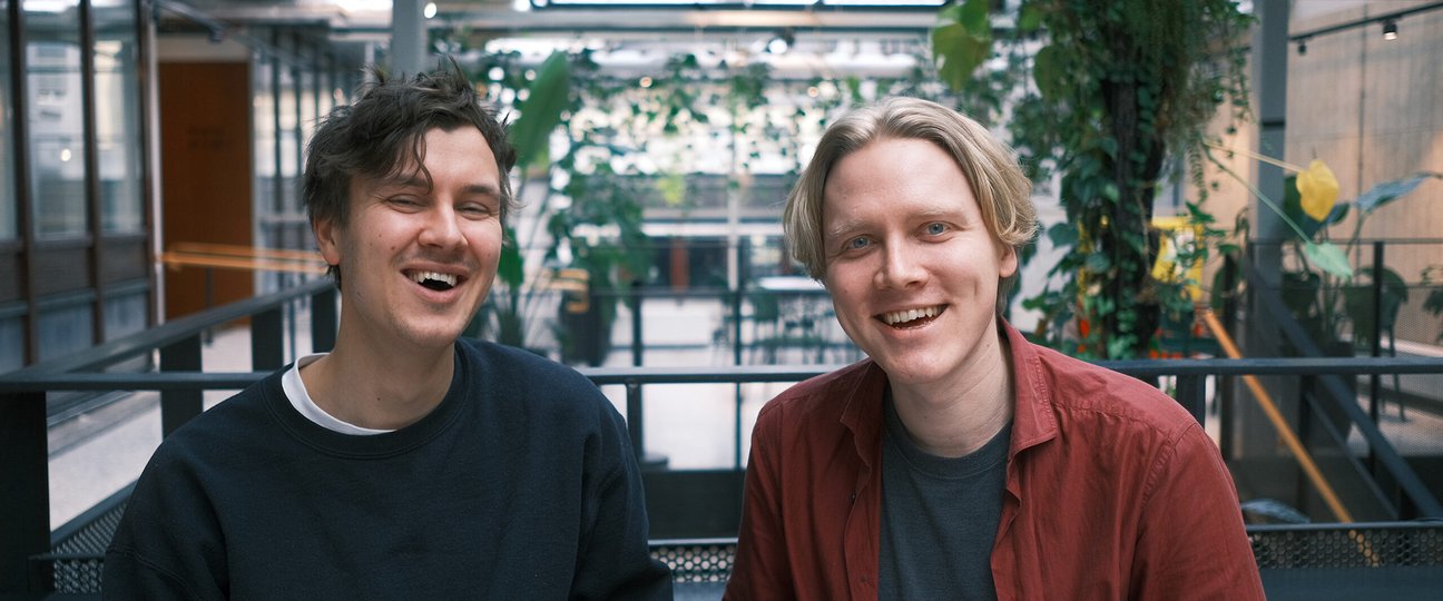 Videoprodusentene Peter og Didrik smiler til kamera.