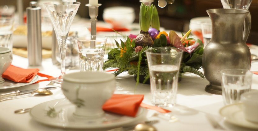 Regioner och kommuner runt om i Sverige ställer in sina julbord, vilket blir ännu ett hårt slag mot restaurangnäringen. 