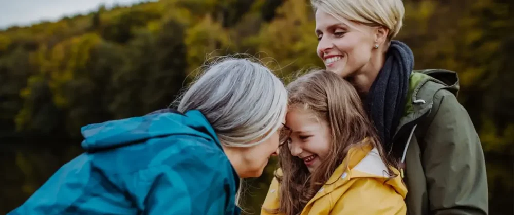 Mysafetys samfunnansvar. Mor, datter og besteforeldre er ute og glade.
