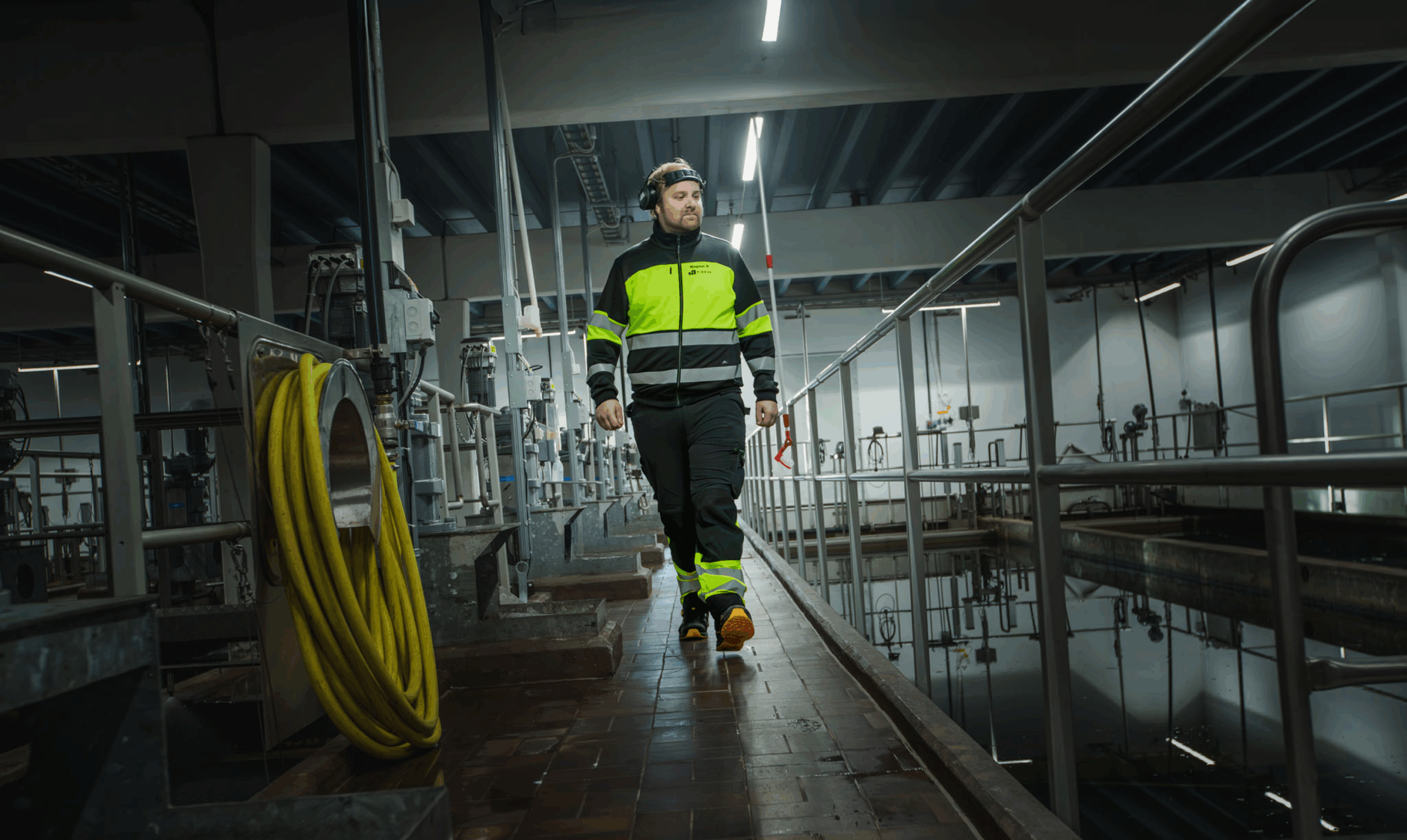 Drifttekniker &ouml;verser driften p&aring; Deger&auml;ngets vattenverk