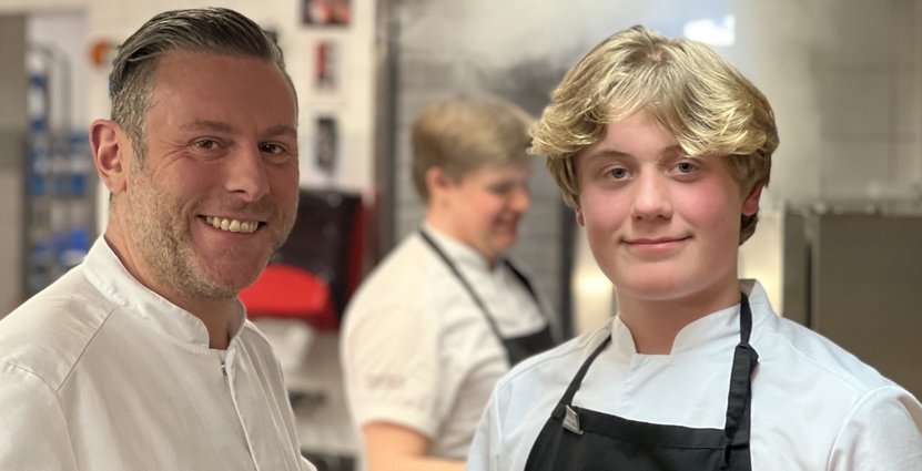 Team i köket. Kökschef Andreas Breschi och prao-elev Petter Wittén. Foto: Tobias Lundgren