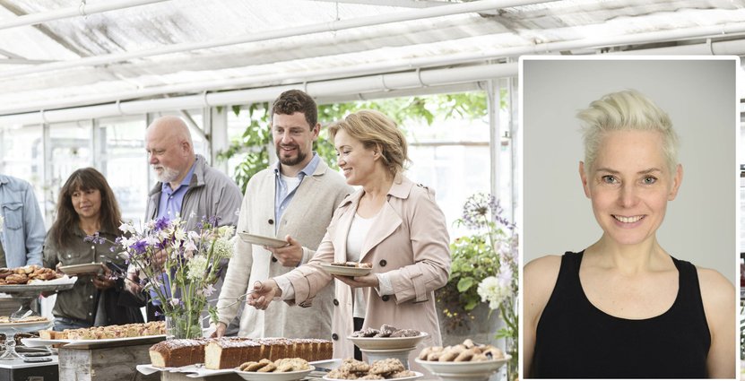 Nadia Tolstoy och cafégäster på kakbuffé.  Fotograf: Tina Stafrén för Visit Sweden 