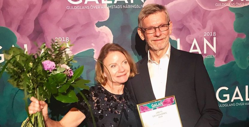 Hotel Tylösands vd Elisabeth Haglund och ekonomichefen Hans Bengtsson tar emot Halmstads Handelsförenings ekonomipris 2018. Foto: Pressbild