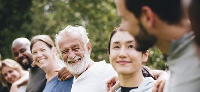 En rad människor som håller om varandra