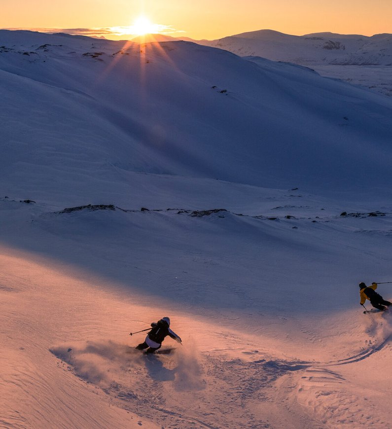 kvällskidåkning i solnedgång
