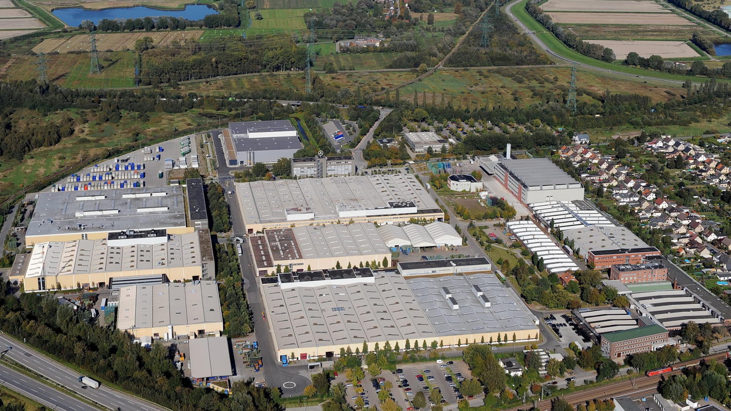 Mercedes tillkännagav nyligen att fabriken i Hamburg ska utvecklas till ett centrum för tillverjkning av elbilskomponenter. Kostnaden beräknas bli en halv miljard euro.