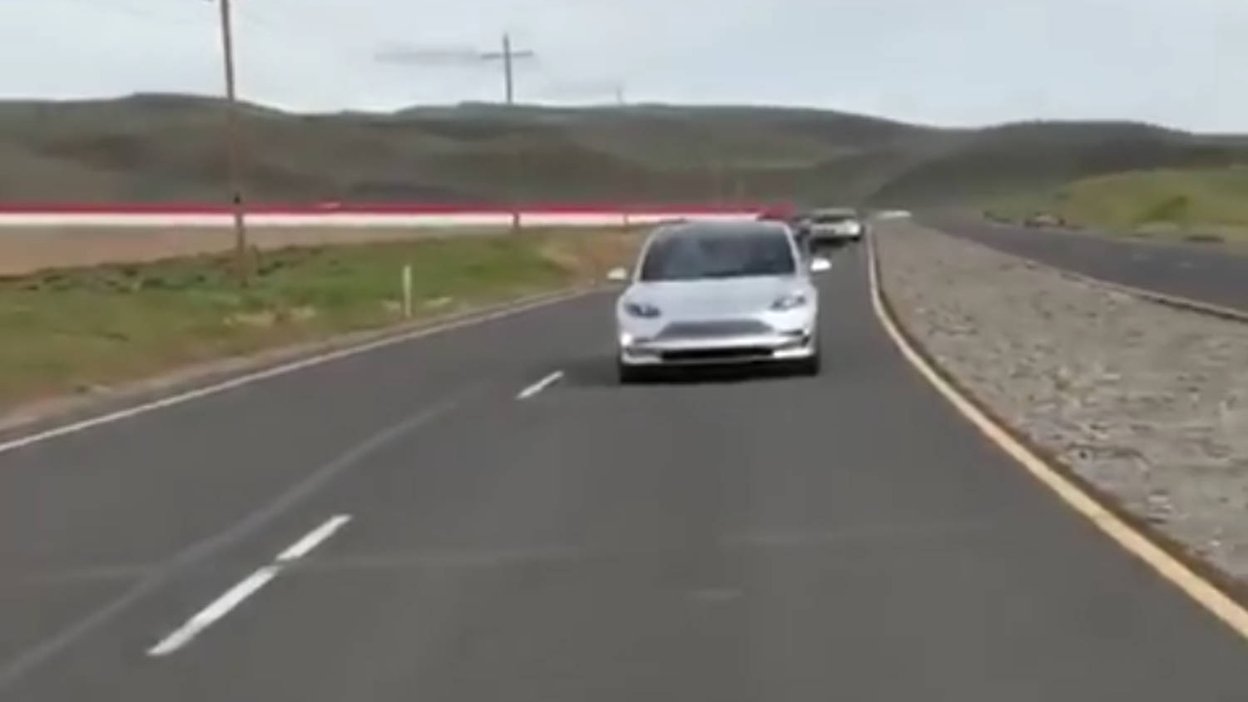Motor Trend har fotograferat och filmat Tesla Model 3 vid Gigafactory.