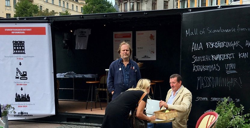 Utanför Sturehof – som hotas av nedstängning – har krögaren PG Nilsson placerat sitt containerkontor. Här kampanjade motparten ADIA innan sommaren. Foto: Kalle Strid 