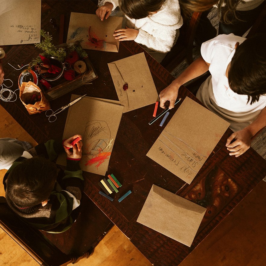 barn pysslar i Bj&ouml;rkliden