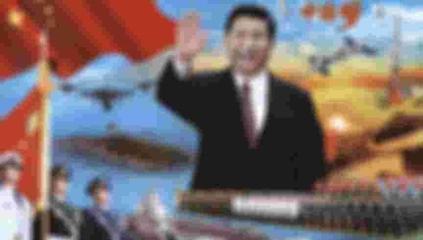 習近平 2013 年的海報，其中包括有爭議的釣魚島/尖閣諸島和中國第一艘航空母艦遼寧號的鳥瞰圖。圖片來源：Pictorial Press Ltd / Alamy Stock Photo