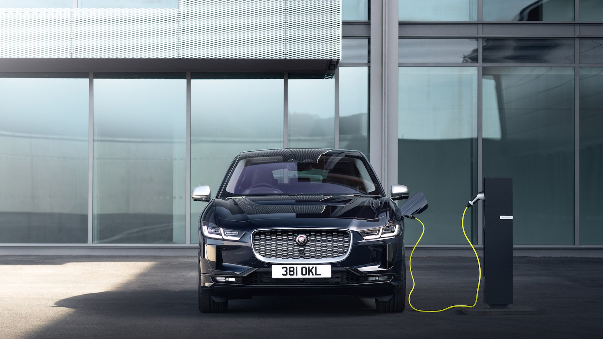 Jag_I-PACE_21MY_Exterior_Charging_ Portofino Blue_02.06.20_001(1)