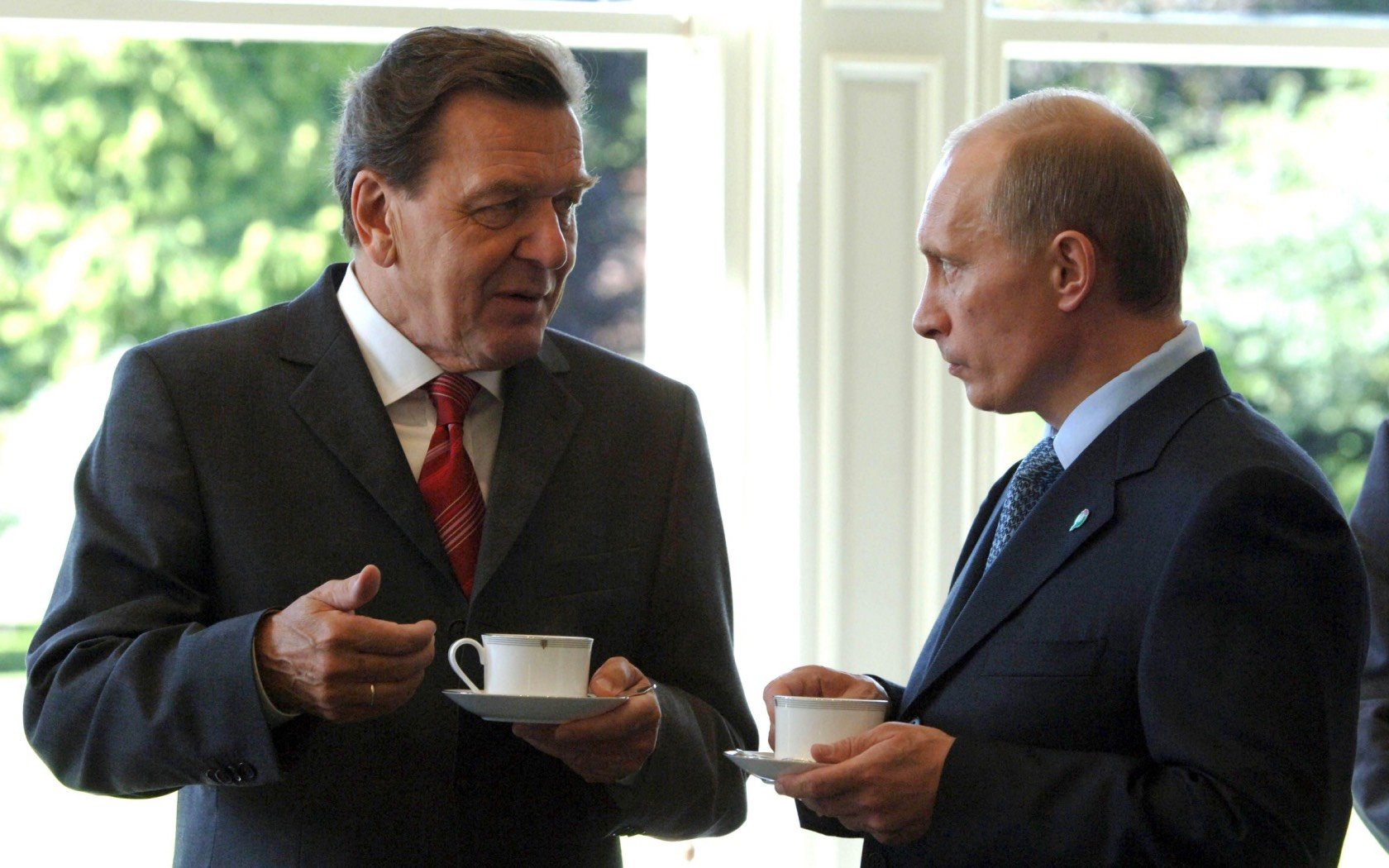 Former German Chancellor Gerhard Schroder and Russian President Vladimir Putin in 2005