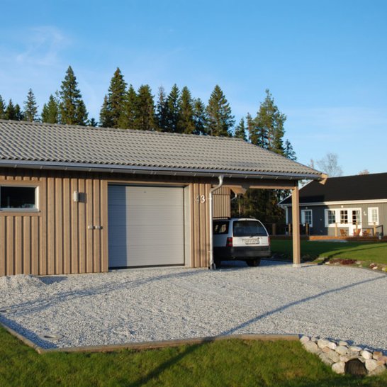 Simple but effective garage with right carport