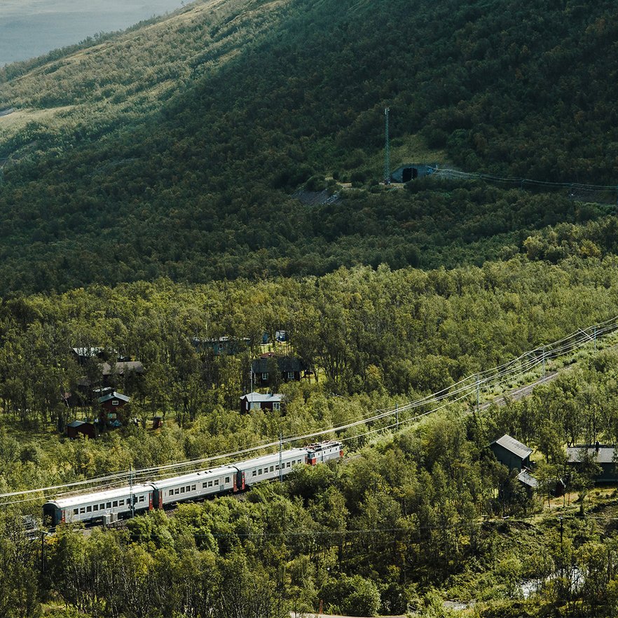 passagerart&aring;g p&aring; v&auml;g genom ett lummigt och gr&ouml;nskande landskap mot Riksgr&auml;nsen