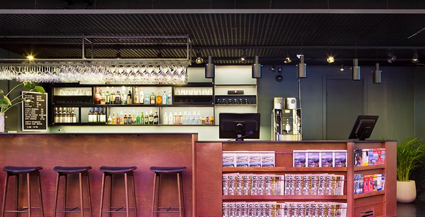 Barception. Ett trendfenomen i hotellvärlden just nu. Det nya lågprishotellet på Kungsbron i Stockholm är utrustat med kombinerad bar och reception. 