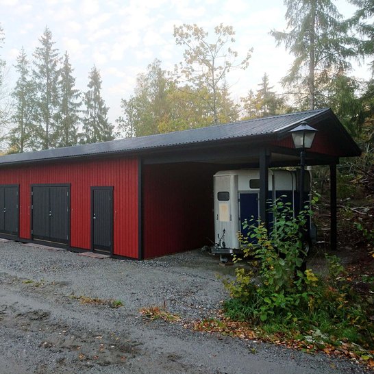 Garage med 3 portar samt carport