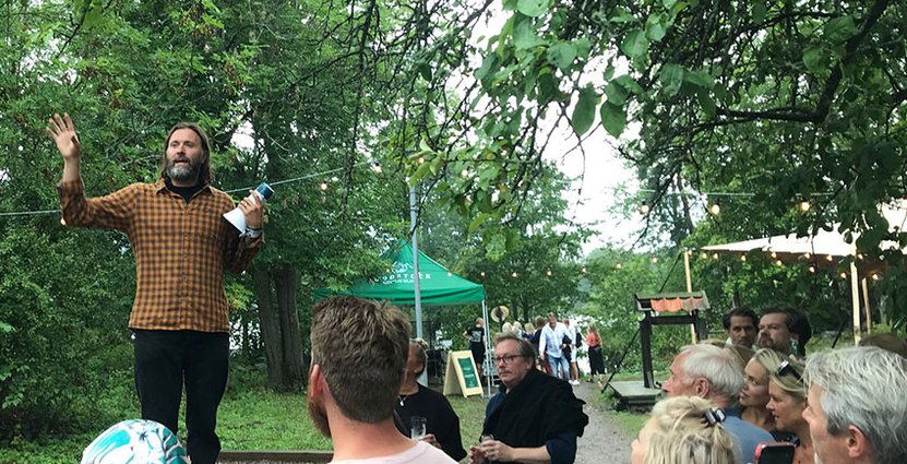 Niklas Ekstedt hälsar gästerna välkomna till Fjäderholmarna och Foodstock.  Foto: Besöksliv