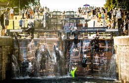 Sim- och klättertävling slussar turister till Linköping
