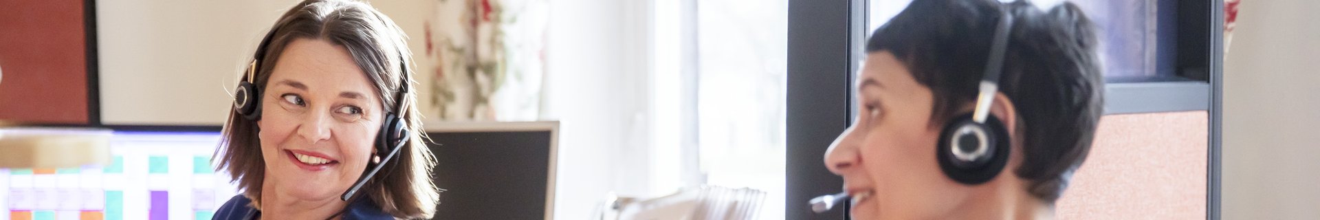 Två sjuksköterskor som talar i telefon