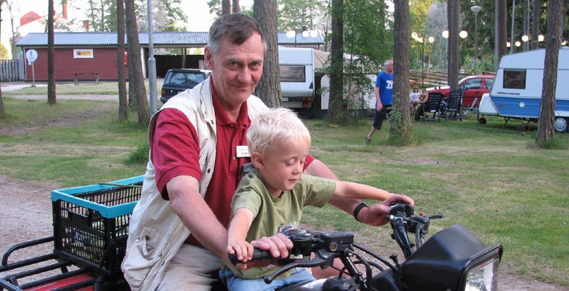 Campingägaren Arne Arvidsson och hans barnbarn Adam, som drillas i campinglivet. 