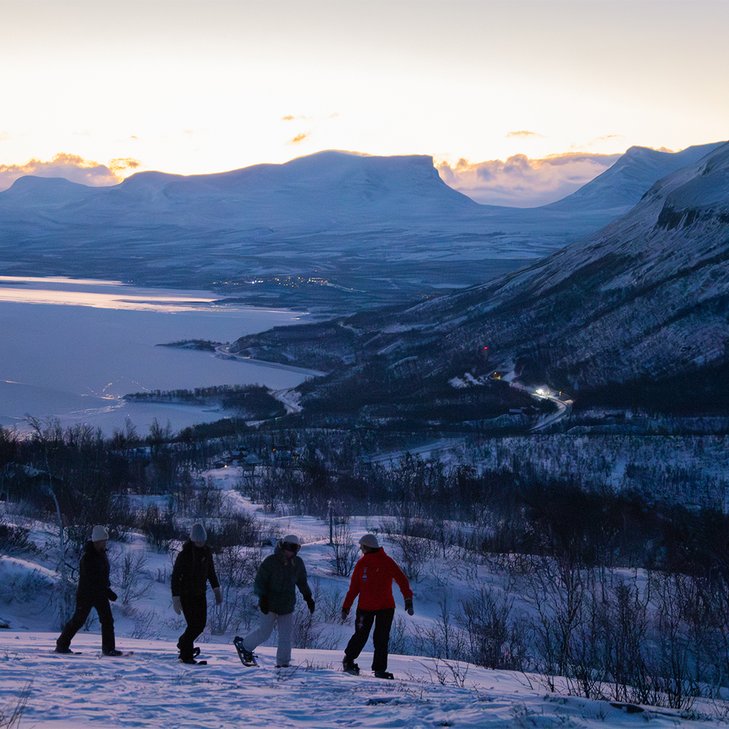 en trio p&aring; privat guidad sn&ouml;skotur i polarnattens morgonens m&ouml;rkbl&aring;a ljus