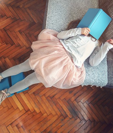 Hemma med barnen? De här böckerna underhåller dem!