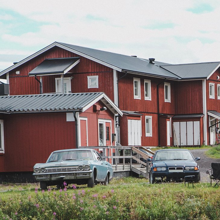 tv&aring; bilar i byn vid hotellet i Riksgr&auml;nsen