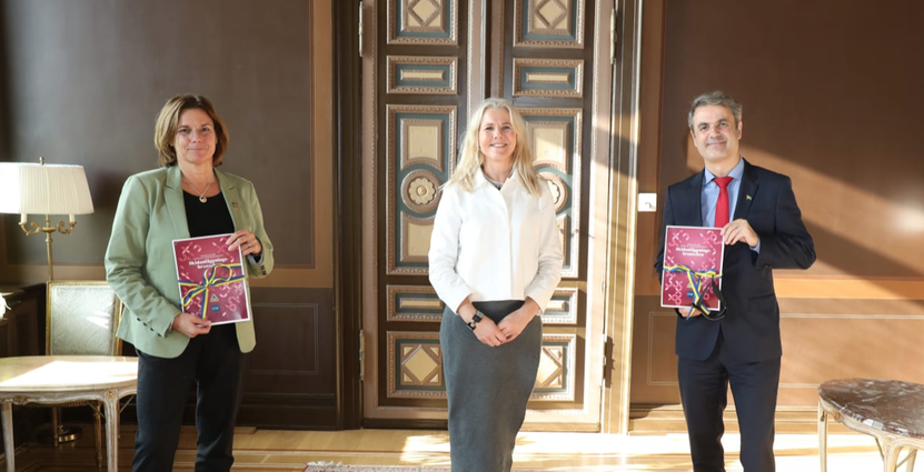 Överlämnandet av färdplanen till näringsminister Ibrahim Baylan<br />
 och miljö- och klimatminister Isabella Lövin. Foto: Pressbild Slao