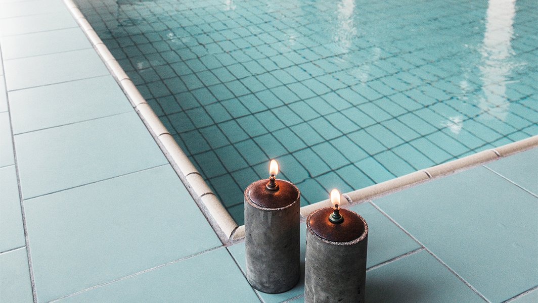 tända ljus vid stora poolen i Riksgränsen Spa & Relax
