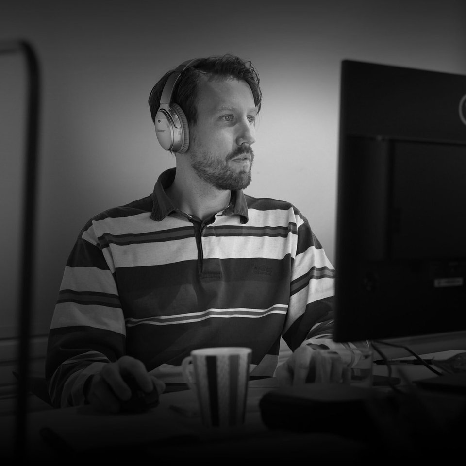 Hållbarhetsstrateg som sitter och räknar vid en dator.