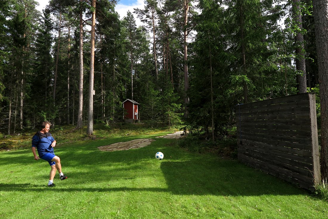 Kjell Westö har byggt ett fotbollsplank på tomten vid sitt fritidshus. Foto: Johanna Stenius